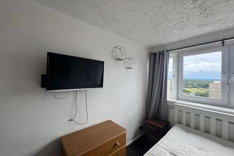 3 bedroom apartment to rent, Fontley Way, London Monthly Rental Of £2400