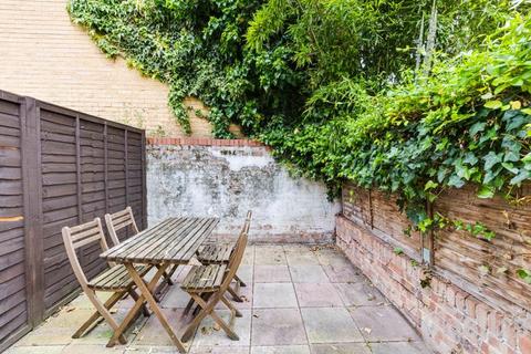 3 bedroom terraced house for sale, Globe Road, London