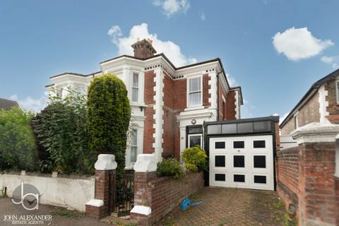 4 bedroom semi-detached house for sale, Winnock Road, Colchester