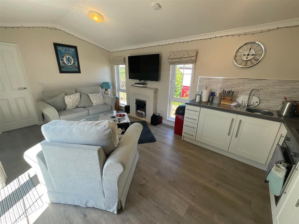 Kitchen/Lounge Area