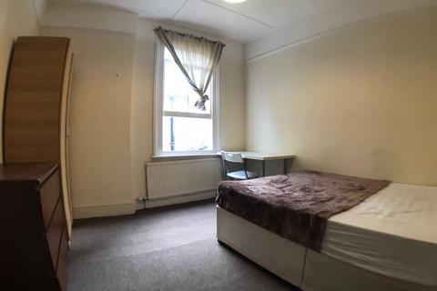 1 bedroom in a house share to rent, Finchley Road, London NW11