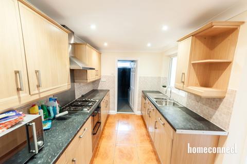 3 bedroom terraced house for sale, Loxford Avenue, London