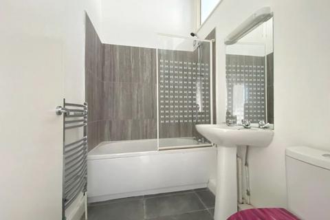 2 bedroom flat to rent, Gensing Road, St. Leonards-on-Sea, TN38