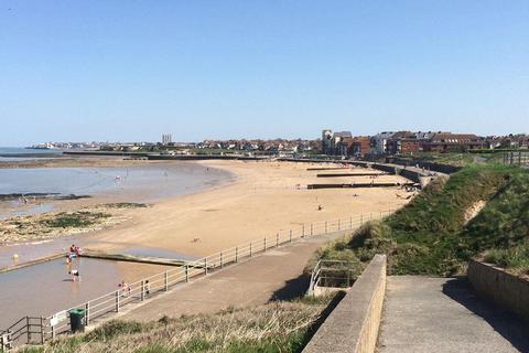 2 bedroom apartment to rent, Sea Road, Westgate-on-Sea