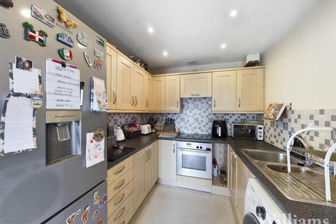 2 bedroom flat for sale, Hampden Square, Aylesbury HP19