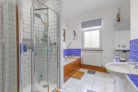 3, Pineapple Cottages Baslow Road, Bakewell, DE45 1AF