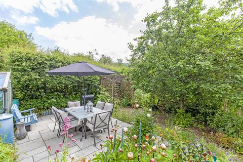 3, Pineapple Cottages Baslow Road, Bakewell, DE45 1AF