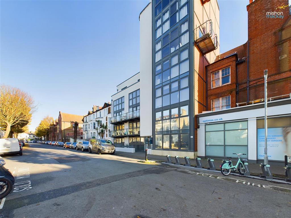 Connaught Road, Hove, BN3 3WB 2 bed flat to rent £1,650 pcm (£381 pw)