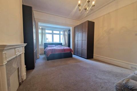 2 bedroom maisonette to rent, Hermon Hill, London E18