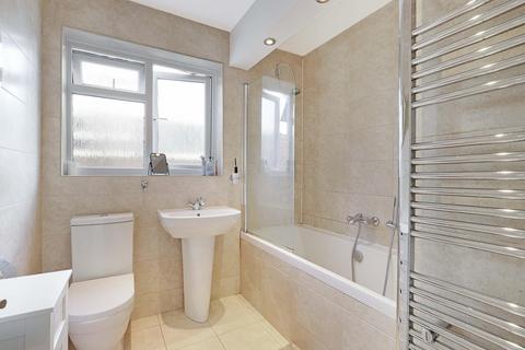 2 bedroom flat for sale, Wimborne Close, Buckhurst Hill IG9