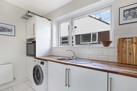 2 bedroom flat for sale, Wimborne Close, Buckhurst Hill IG9