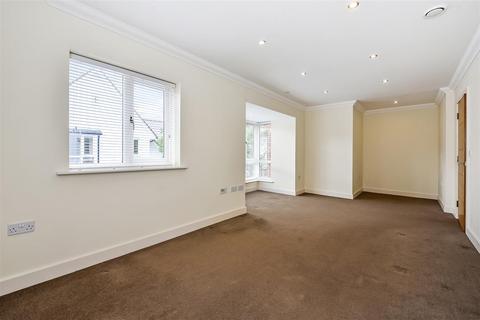 1 bedroom flat for sale, Latimer Street, Romsey Town Centre, Hampshire