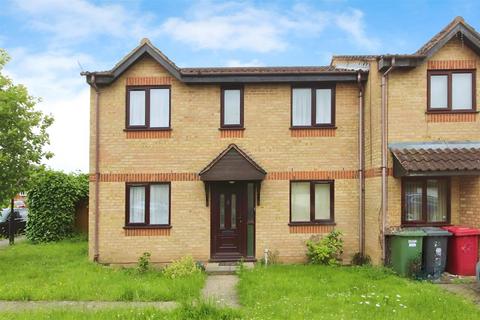 3 bedroom semi-detached house to rent, Lowestoft Drive, Slough