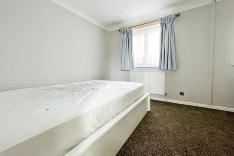 3 bedroom semi-detached house to rent, Lowestoft Drive, Slough