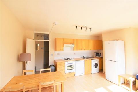 4 bedroom flat to rent, Hersham Close, Roehampton SW15