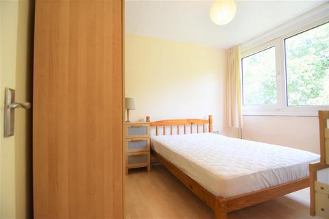 4 bedroom flat to rent, Hersham Close, Roehampton SW15
