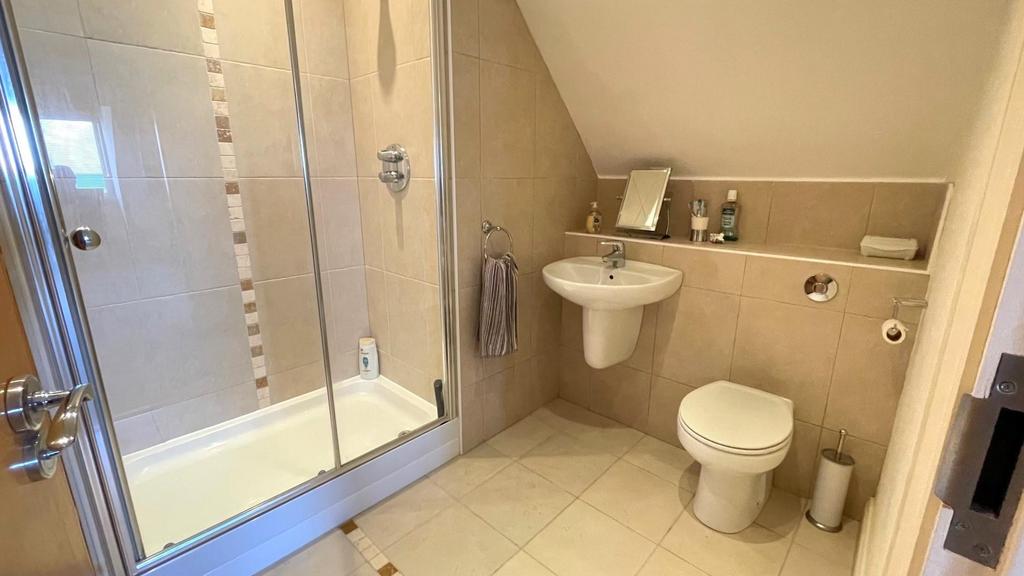 Tiled en suite 3 piece shower room