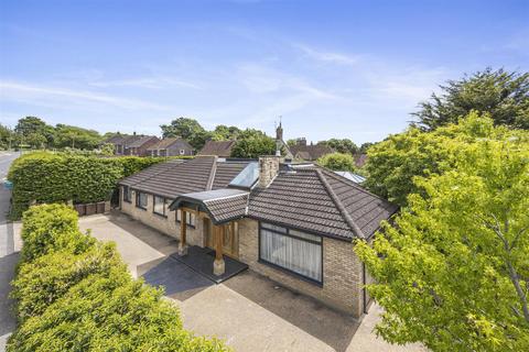 5 bedroom detached bungalow to rent, Hangleton Lane, Hove