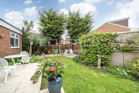 25 Wardell Close, London, NW7 2LG