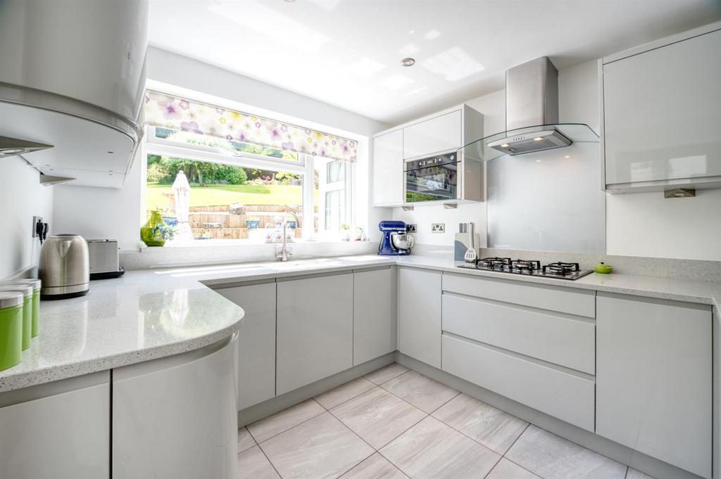 Kitchen towards garden.jpg