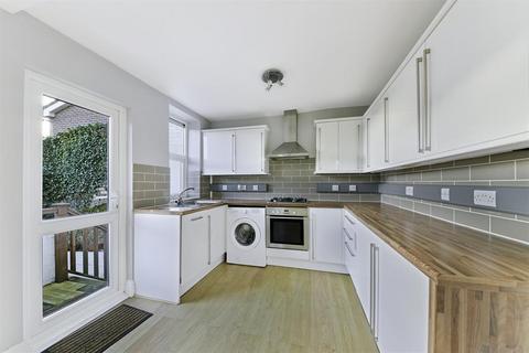 3 bedroom detached house to rent, Grovehill Road, Redhill RH1