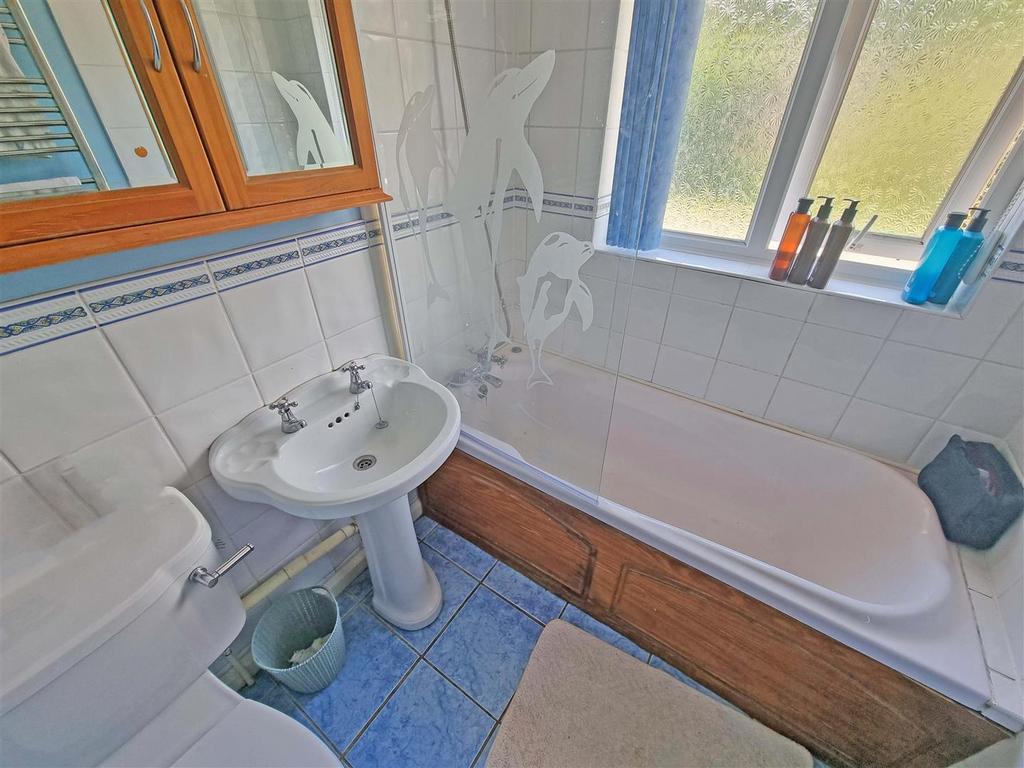 Broad Lane 276 bath.jpg