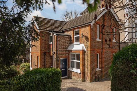 3 bedroom detached house to rent, Grovehill Road, Redhill