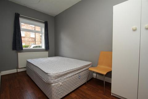3 bedroom apartment to rent, Chadbury Court, Watford Way, Mill Hill, London