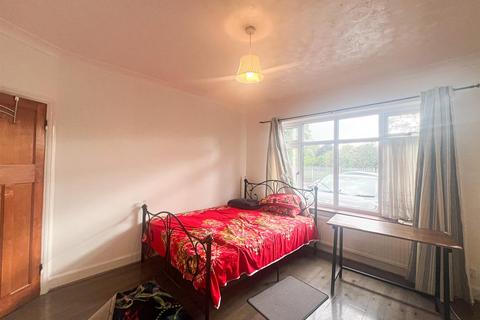 4 bedroom terraced house to rent, South Park Drive, Ilford