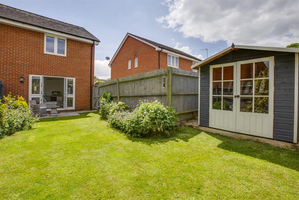 22 Milton Place, HP13 7 DN-12.jpg