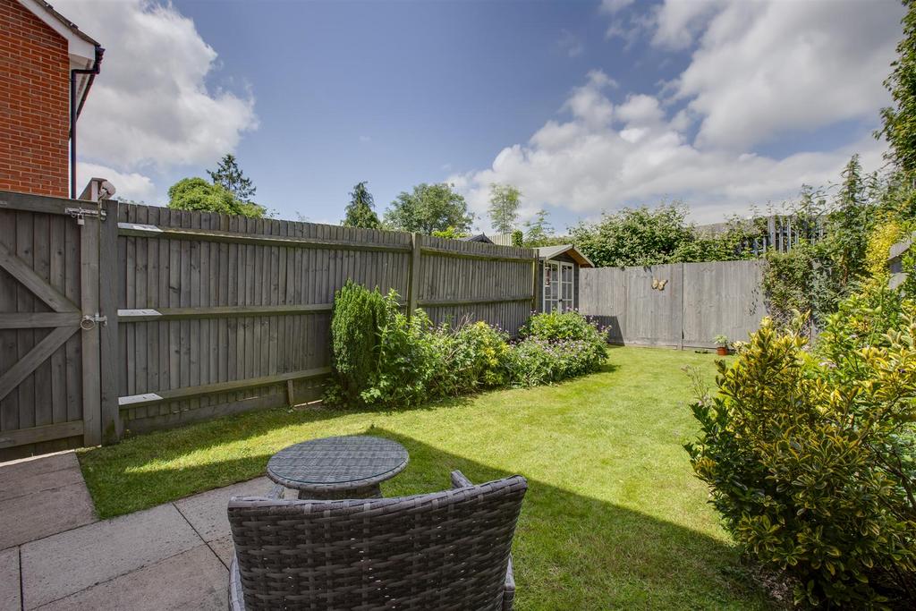 22 Milton Place, HP13 7 DN-10.jpg