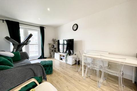 2 bedroom flat to rent, Meridian Way, Southampton SO14