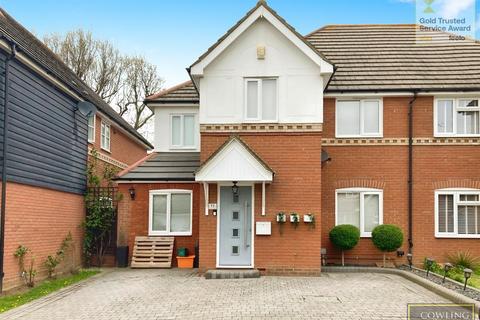 4 bedroom semi-detached house to rent, Johnson Close, Wickford