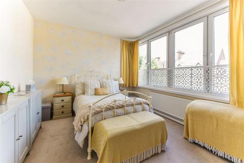 3 bedroom flat for sale, High Street, Petersfield, Hampshire