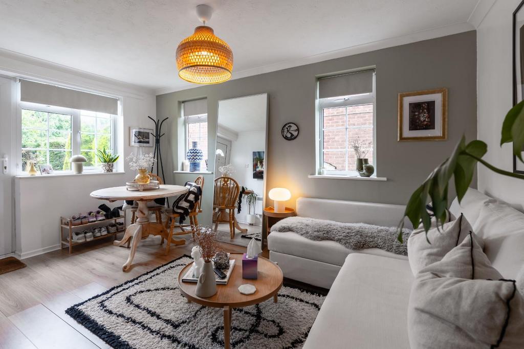 Living room-5.jpg