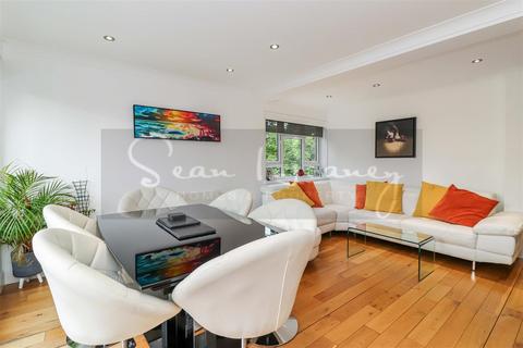 17 The Highlands, Barnet, EN5 5DR
