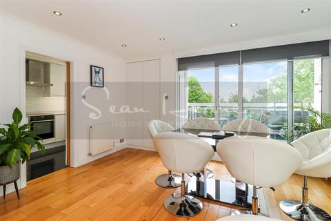 17 The Highlands, Barnet, EN5 5DR