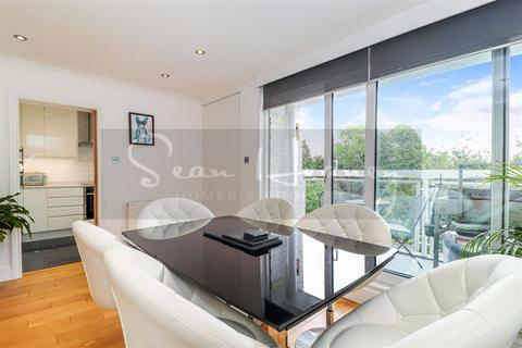 17 The Highlands, Barnet, EN5 5DR