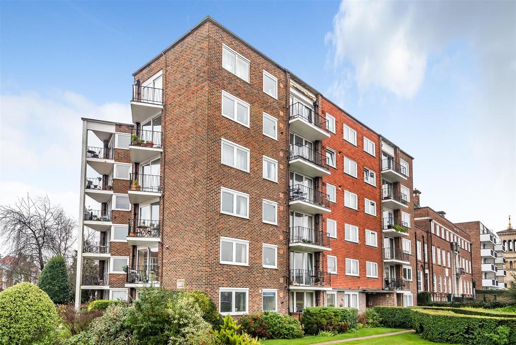 Portsmouth Road, Kingston Upon Thames 2 bed apartment for sale £449,000