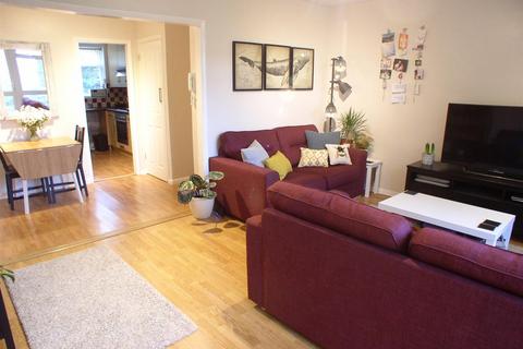 2 bedroom apartment for sale, Oakdene Court, Walton-On-Thames