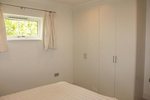 1 bedroom flat to rent, Victoria Street, Egham TW20