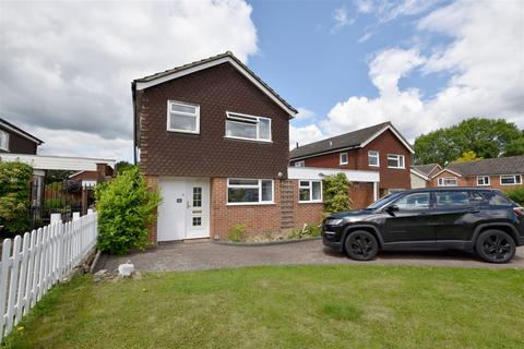 3 bedroom detached house to rent, Montfort Rise, Redhill