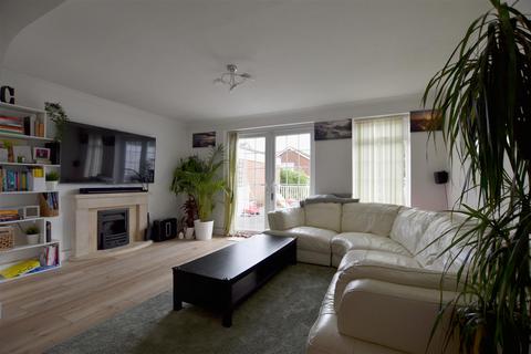 3 bedroom detached house to rent, Montfort Rise, Redhill