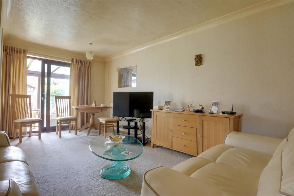Stallards Crescent, Kirby Cross CO13 2 bed bungalow for sale £290,000
