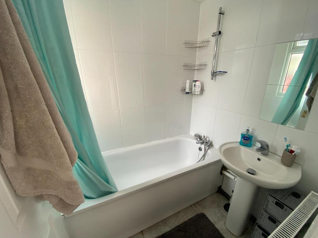 Titchfield Road, Carshalton, Surrey... 2 bed end of terrace house £