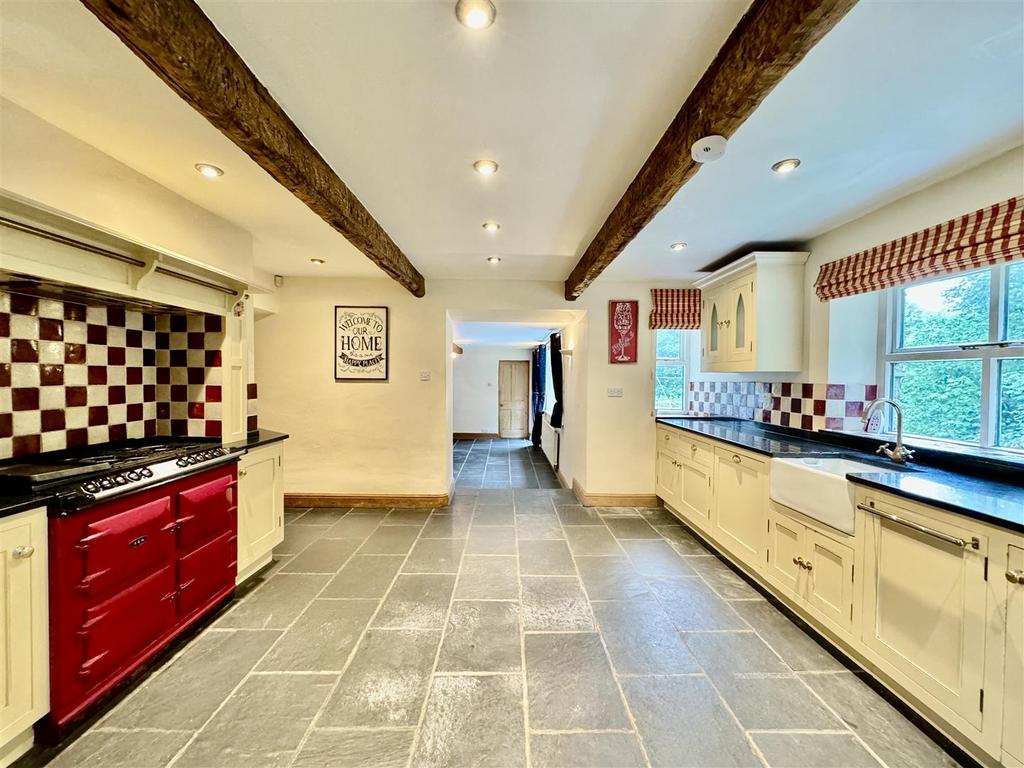 Delves, Huddersfield, HD4 7BU 4 bed character property to rent £1,250