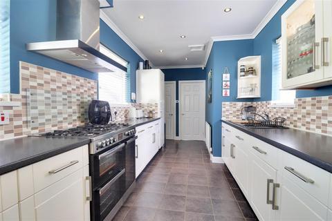 3 bedroom semi-detached house for sale, Hillcrest Avenue, Hessle