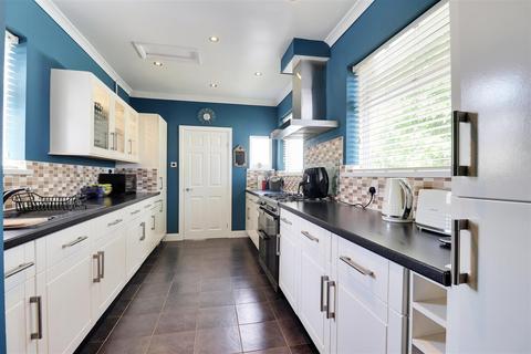 3 bedroom semi-detached house for sale, Hillcrest Avenue, Hessle