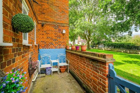 2 bedroom house for sale, Priory Close, Churchfields, South Woodford