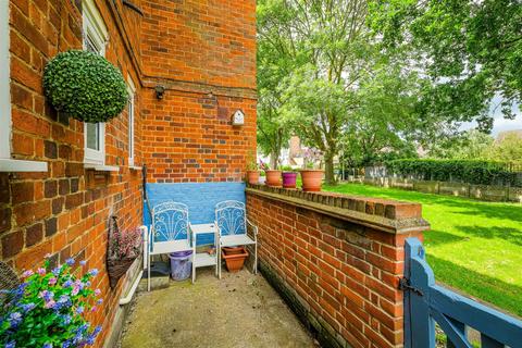14 Priory Close, London, E18 2QT
